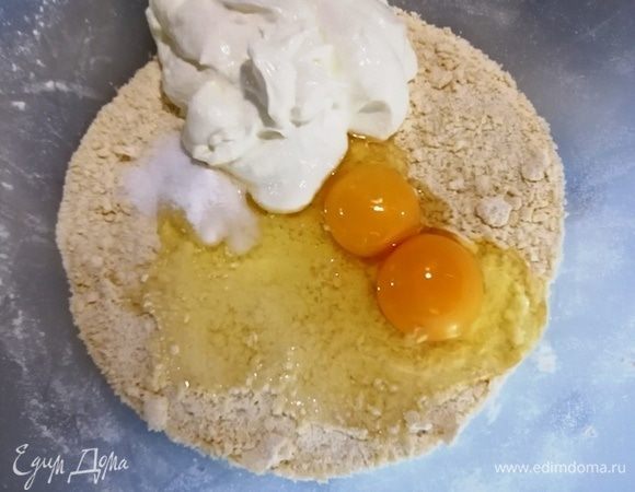 Добавим яйца, сметану, соду, соль.