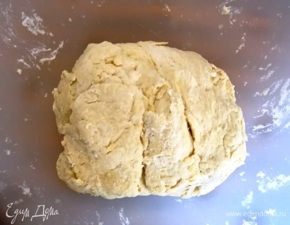 Быстро-быстро соберем тесто в ком.