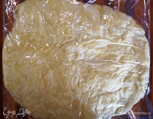 Переложим тесто в полиэтиленовый мешочек и слегка разровняем. Убираем в холодильник на 30 минут.