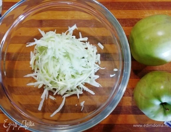 В это время натрем яблоки в одну чашу. Я беру с кислинкой, вы — на свой вкус.