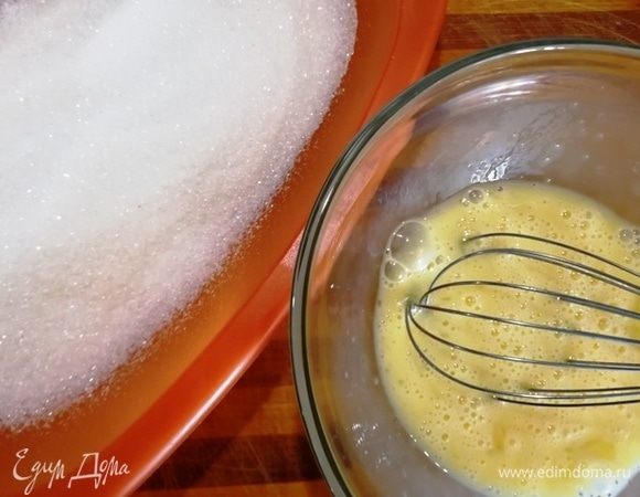 Для панировки потребуется 2 слегка взбитых яйца и сахар.