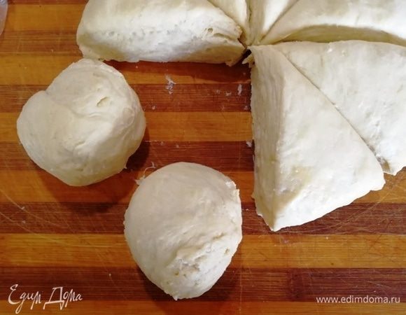 Каждый сегмент подкатываем в колобок. Убираем в холодильник и по мере надобности достаем по одному.