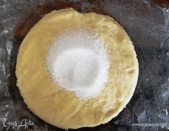 Шарик раскатываем в круг. В центр насыпаем 1 ч. л. сахара с ванилином.
