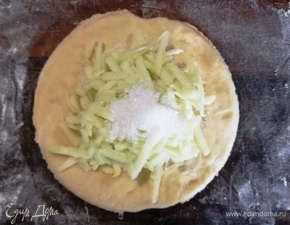 Выкладываем около 1,5 ч. л. яблока и сверху насыпаем еще 1 ч. л. сахара с ванилином.