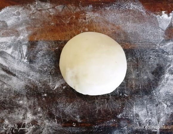 Защипываем края и формируем шарик. Убираем в холодильник, достаем следующую заготовку.