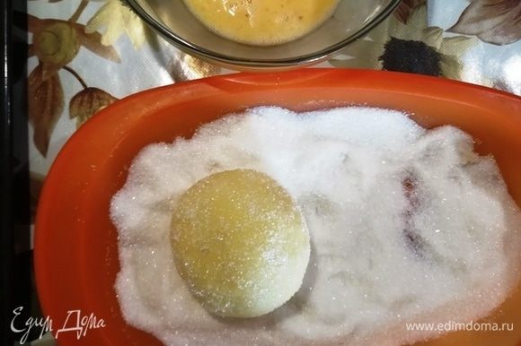 Когда все пироги сформированы, обваливаем их яйце, затем в сахаре.