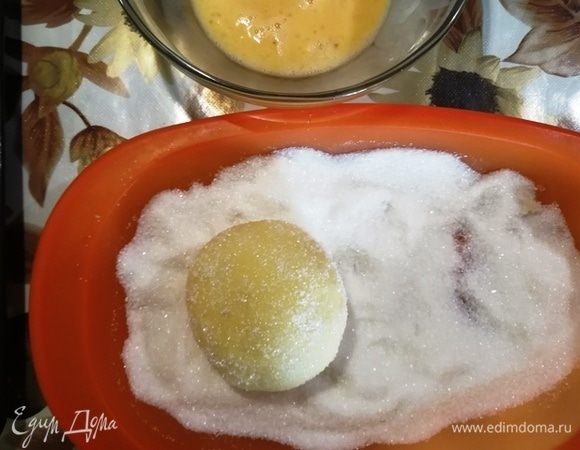 Когда все пироги сформированы, обваливаем их яйце, затем в сахаре.