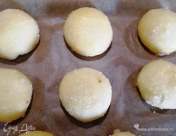 Выкладываем все пироги на противень (обязательно застеленный пергаментной бумагой). Выпекаем при 200°С в течение 20–25 минут.