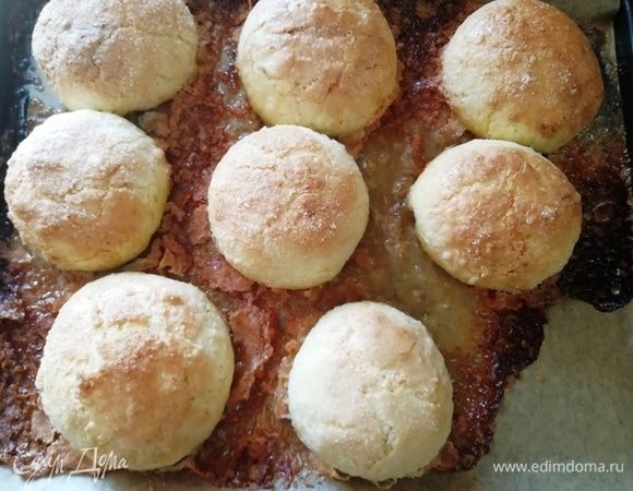 Готовые пироги вынимаем из духовки.