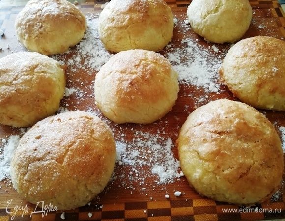 И быстро переносим на поверхность, присыпанную сахарной пудрой, чтобы они не прилипли к поверхности.