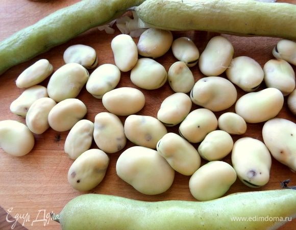 Самое долгое в рецепте — отварить бобы (минут 20, 2 горсти), но свежие не так долго, как сушеные. Их лучше замочить, как фасоль обычную.