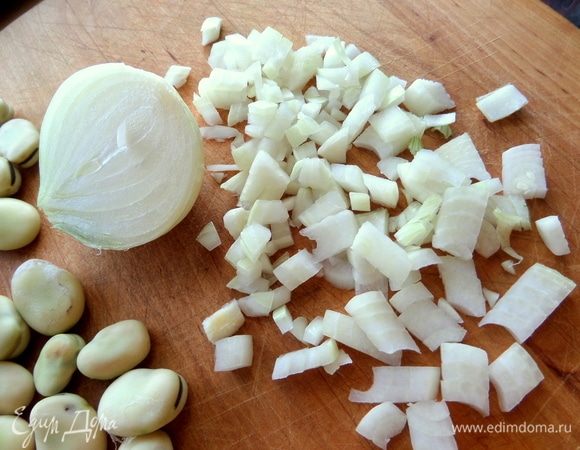 Луковицу измельчить.