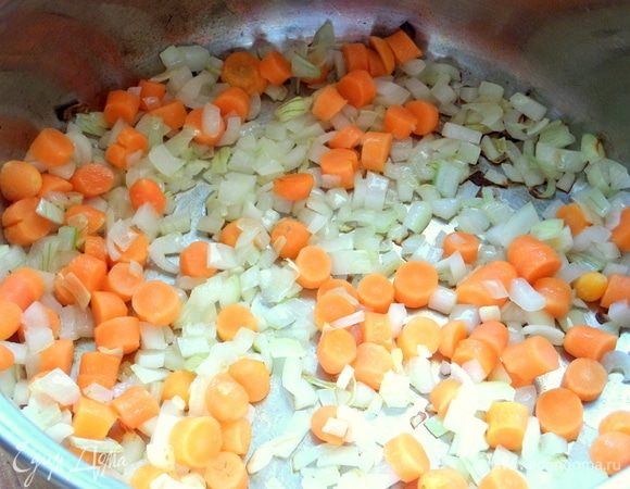 Обжарить в кастрюле с толстым дном овощи.