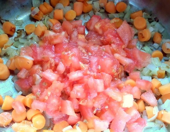 Когда слегка обжарятся, добавить томат без кожицы. Или заменить томатной пастой.