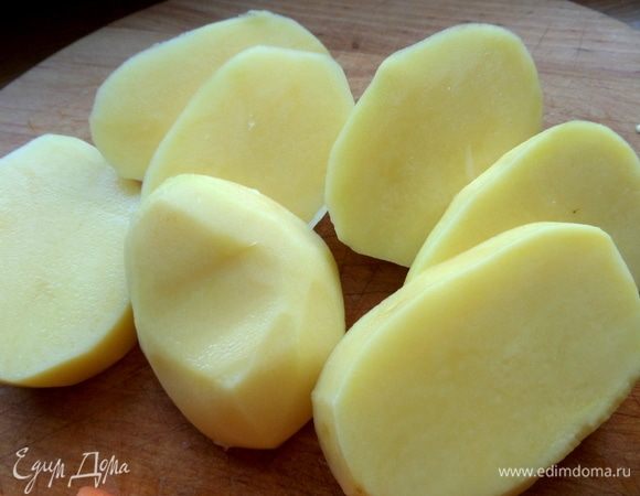 Сырой картофель поделить крупно, перенести в кастрюлю.