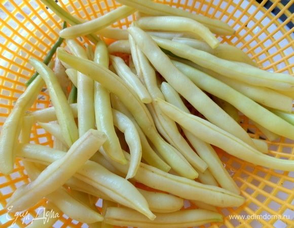 Стручковую фасоль промыть, обрезать кончики.
