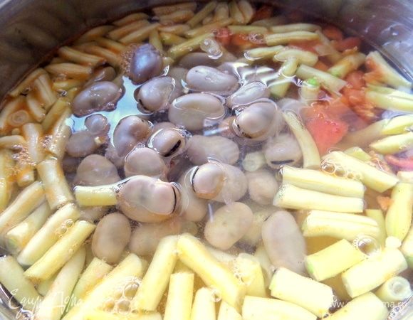 Вслед за картофелем высыпать фасоль и готовые бобы. Залить водой или бульоном.