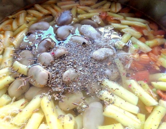 Добавить специи, соль, травы.