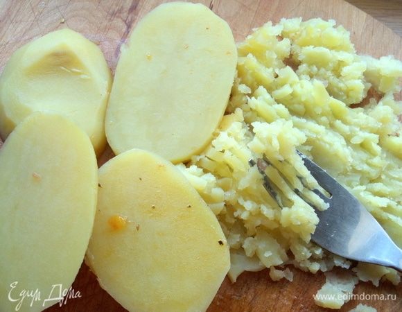 Картофель сварился, вынуть и размять вилкой, нам так нравится, но можно и кубиком сварить. Картофель отправить обратно в суп.