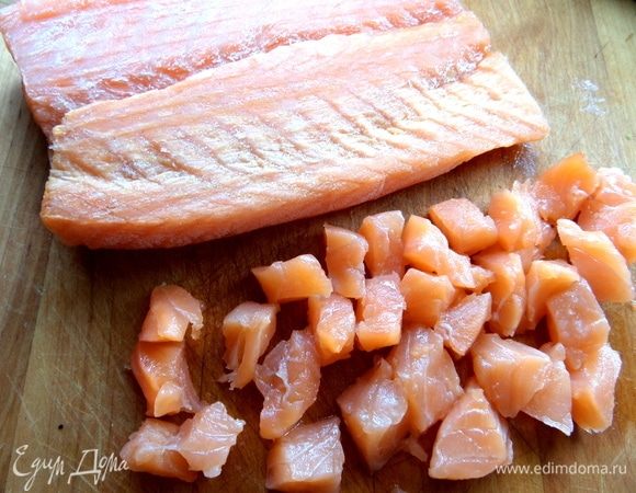 Филе лосося поделить на кубики.