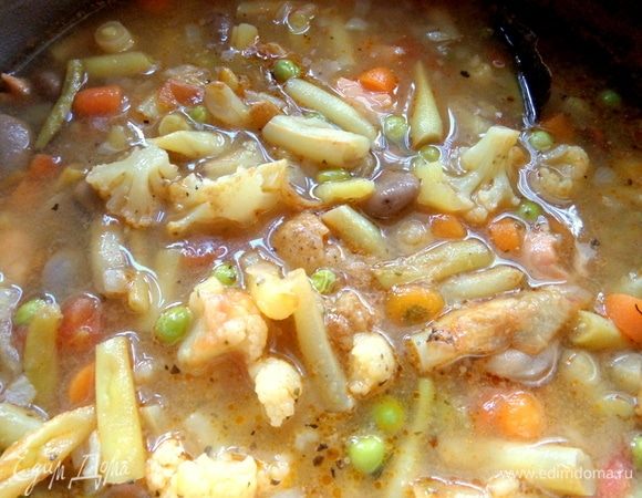 Варим еще минут 5–10 до готовности рыбы и горошка. Капуста варится тоже быстро.