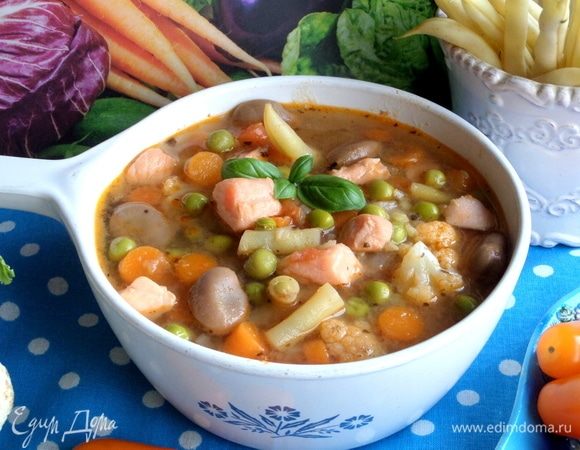 Густой овощной супчик с рыбой готов. Разлить по порциям.