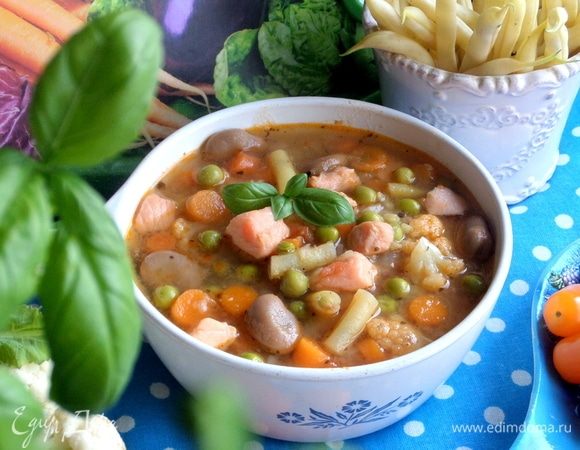 Суп самодостаточный. Я не любитель добавлять много сметаны, лучше украсить зеленью.