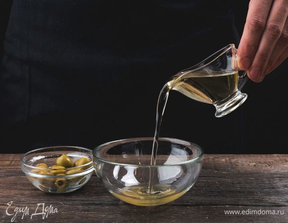 Смешайте оливковое масло и оливковый рассол, заправьте салат и перемешайте. Добавьте в салат соль и специи по вкусу.