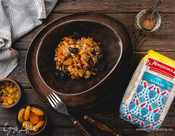 Подождите, пока впитается жидкость, накройте сковородку крышкой, уменьшите огонь до минимума и томите 40–45 минут. Рис в процессе томления ни в коем случае не нужно мешать. Приятного аппетита!