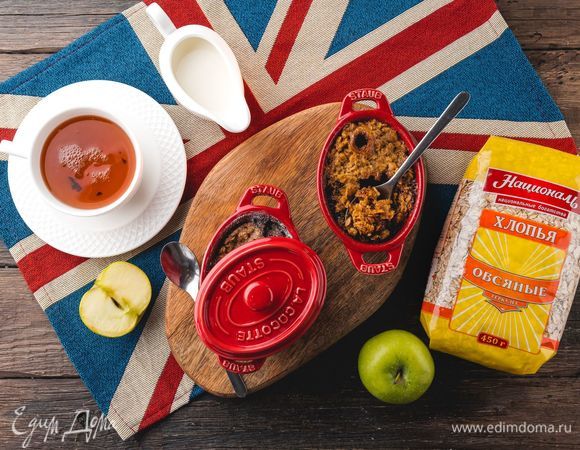 Поставьте форму в разогретую до 180°C духовку примерно на 40 минут. Крамбл можно подавать как в горячем, так в холодном виде. Приятного аппетита!