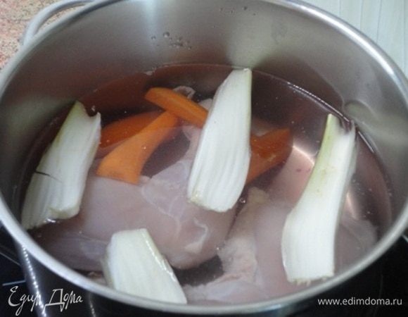 Куриные голени, крупнонарезанную морковь и сельдерей, перец горошек залить 2 л воды и сварить бульон. Готовый бульон процедить, овощи удалить, мясо извлечь из бульона и разобрать на волокна.