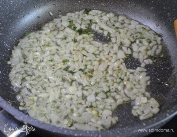 Стебли кинзы, лук и чеснок мелко порубить ножом и обжарить на оливковом масле на небольшой температуре минуты 3.