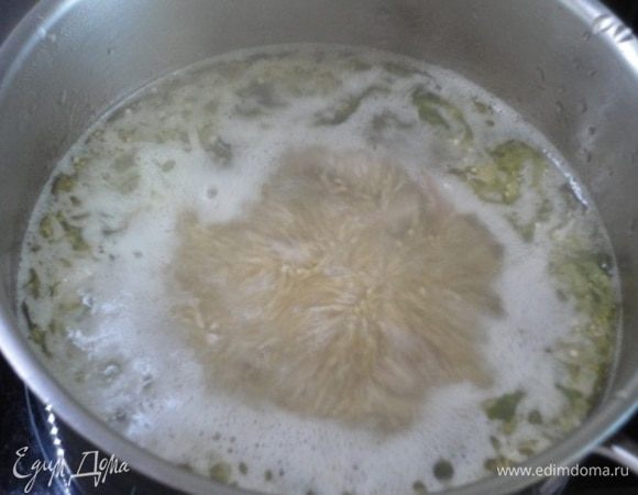 Жареные овощи выложить в бульон с киноа и варить 15 минут при медленном кипении.