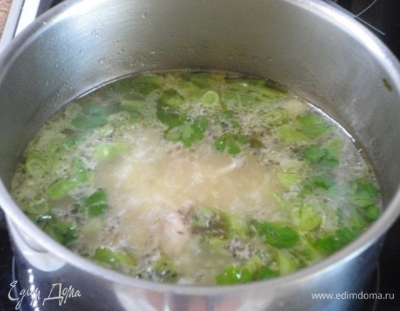 К готовой крупе с бульоном добавляем куриное мясо, консервированную кукурузу, размороженные и нарезанные на небольшие кусочки стручки зеленой фасоли (или горошек), зелень кинзы и сок половины лайма. Пробуем на соль, доводим до кипения и все, похлебка готова.