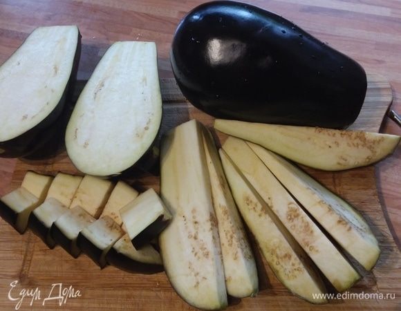 Баклажаны нарезать крупным кубиком.