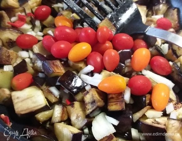 Выложить в сковороду 2 горсти помидоров черри и влить бальзамический уксус. Обжарить несколько минут. За это время выпарится кислота, а вкус останется.