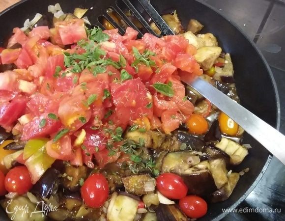 В этой части нужно сказать, что летние помидоры замечательно подойдут для приготовления блюда. С них нужно снять кожицу и мелко нарезать. Но зимой такой соус можно приготовить с консервированными помидорами в собственном соку. Итак, выложить помидоры в сковороду, добавить орегано и тушить на медленном огне в течение 10 минут.