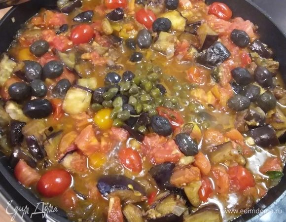 Выложить маслины (можно зеленые, желательно, без косточек) и каперсы, посолить и поперчить, добавить сахар по вкусу, накрыть крышкой, тушить 5 минут. Блюдо готово.