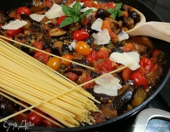 В конце посыпать хлопьями пармезана и листиками базилика. Можно насладиться соусом со свежим хлебом, а можно и в виде пасты со спагетти, также подойдет рассыпчатый кускус. Приятного!