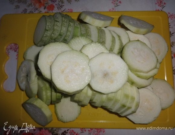 Кабачки вымыть, обсушить, нарезать тонкими кружочками.