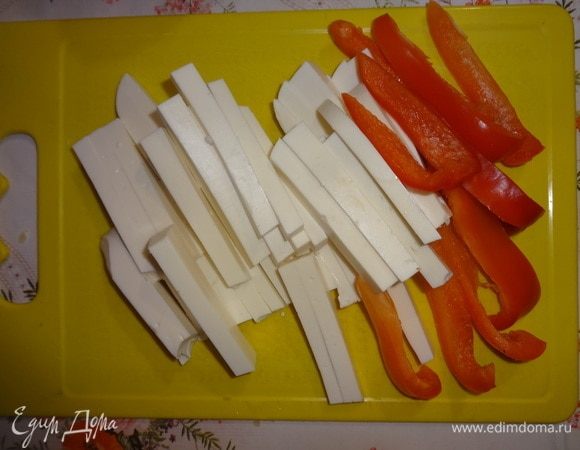 Перец вымыть, обсушить, очистить от семян, нарезать длинными полосками. Фету нарезать длинными брусками.