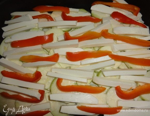 Выложить бруски феты и полоски перца.