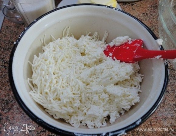 Я не люблю крупинки в творожной выпечке, поэтому всегда протираю творог через металлическое сито.