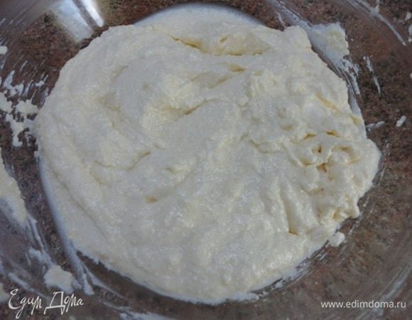 Соединяю творог с желтками.