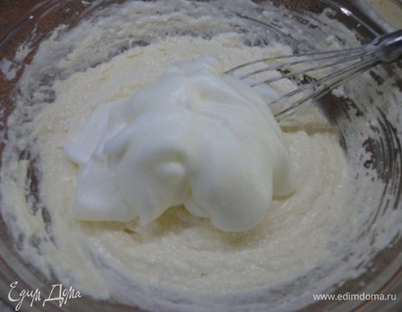 Взбиваю белки до устойчивых пиков и добавляю к творогу. Осторожно перемешиваю и выкладываю в форму с крошкой.