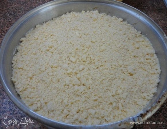 Сверху высыпаю оставшуюся крошку и запекаю 40–45 минут при температуре 180–190°C.