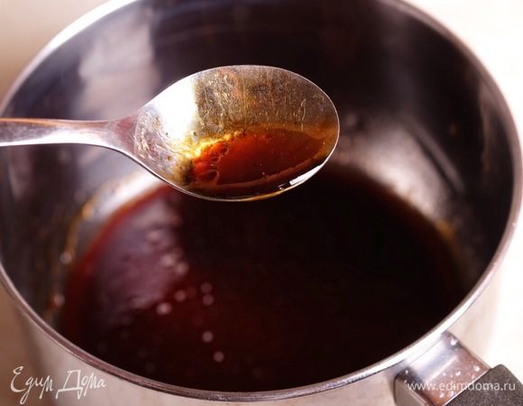 В небольшом сотейнике смешать кокосовое масло, мед и сироп. Поставить на медленный огонь и, помешивая, дождаться, когда масло полностью растопится и смесь превратится в однородную эмульсию.