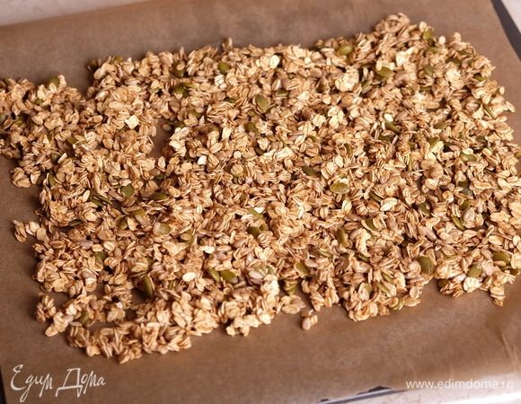 Перенести полученную смесь на бумагу для выпечки, распределить тонким слоем. Перенести лист или на противень или на решетку в духовку.