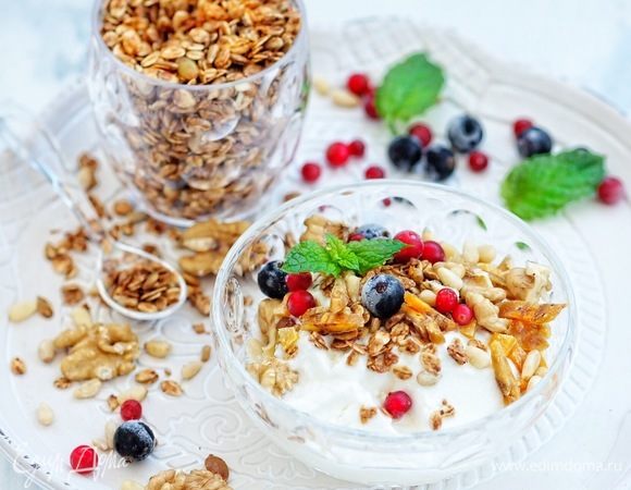 Утром в миску выложить натуральный йогурт, посыпать хрустящей гранолой, орехами, цукатами, сухофруктами, ягодами.