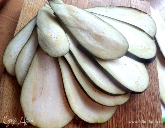 Баклажаны нарезать тонкими слайсами.